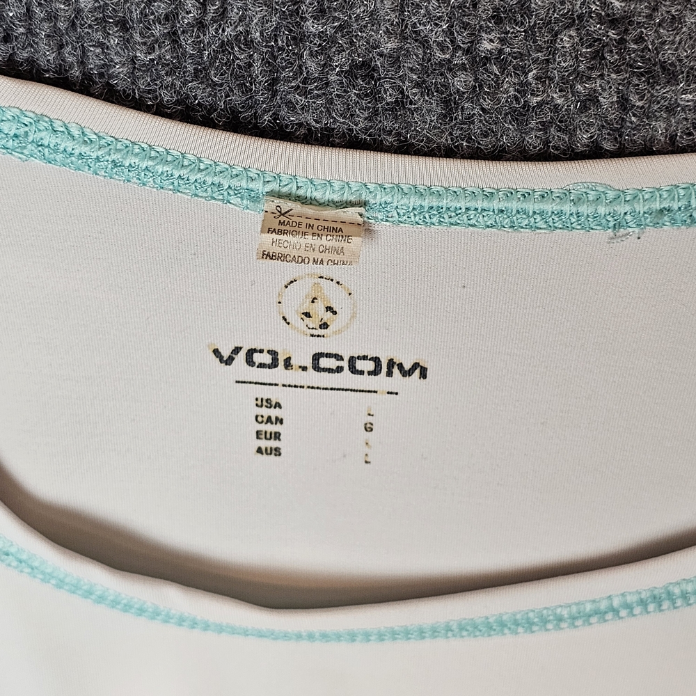 Iconic Style: Volcom Contrast Sleeve Rashguard for Water Sports - Picture 6 of 7